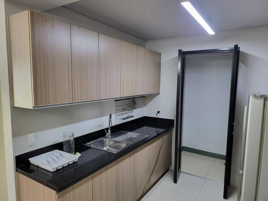 Luxury @ Bgc Sleeps 6 Comfortably Fast Wifi Pool! Apartamento Manila Exterior foto