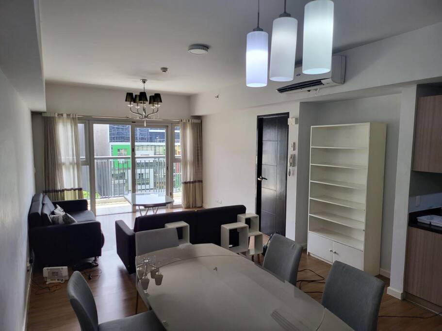 Luxury @ Bgc Sleeps 6 Comfortably Fast Wifi Pool! Apartamento Manila Exterior foto