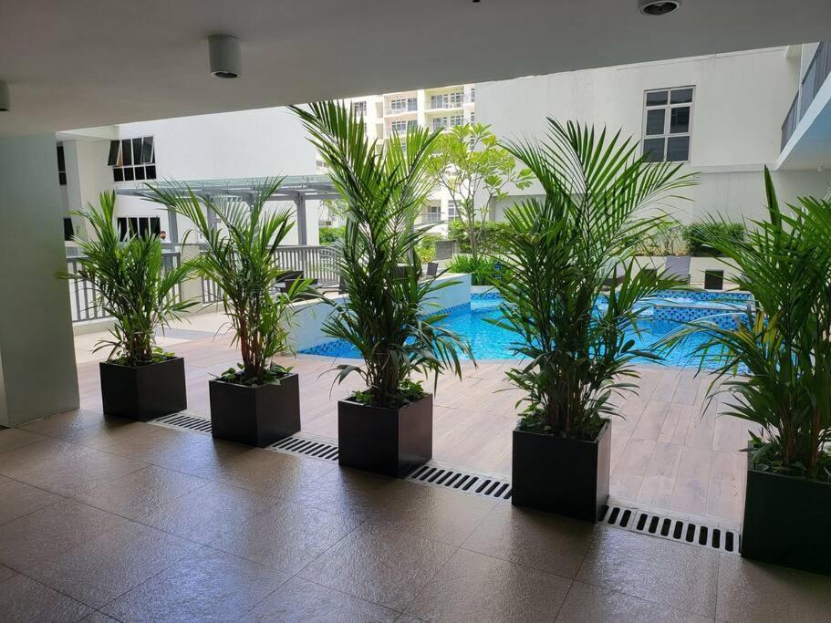Luxury @ Bgc Sleeps 6 Comfortably Fast Wifi Pool! Apartamento Manila Exterior foto