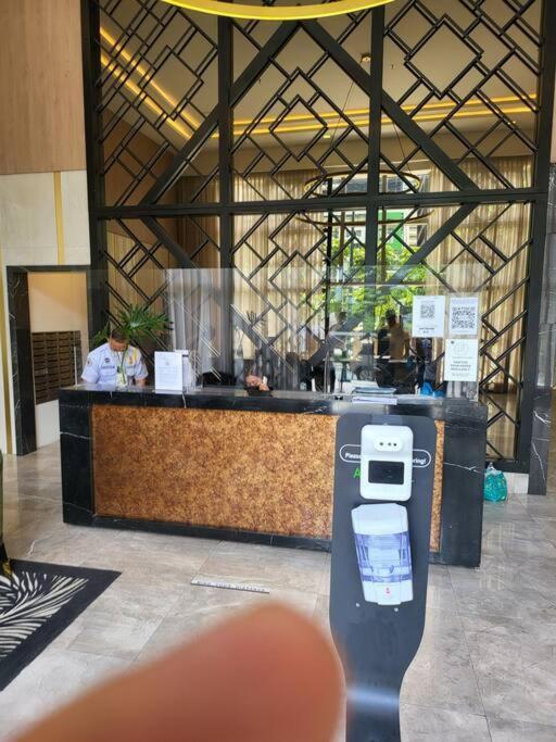 Luxury @ Bgc Sleeps 6 Comfortably Fast Wifi Pool! Apartamento Manila Exterior foto
