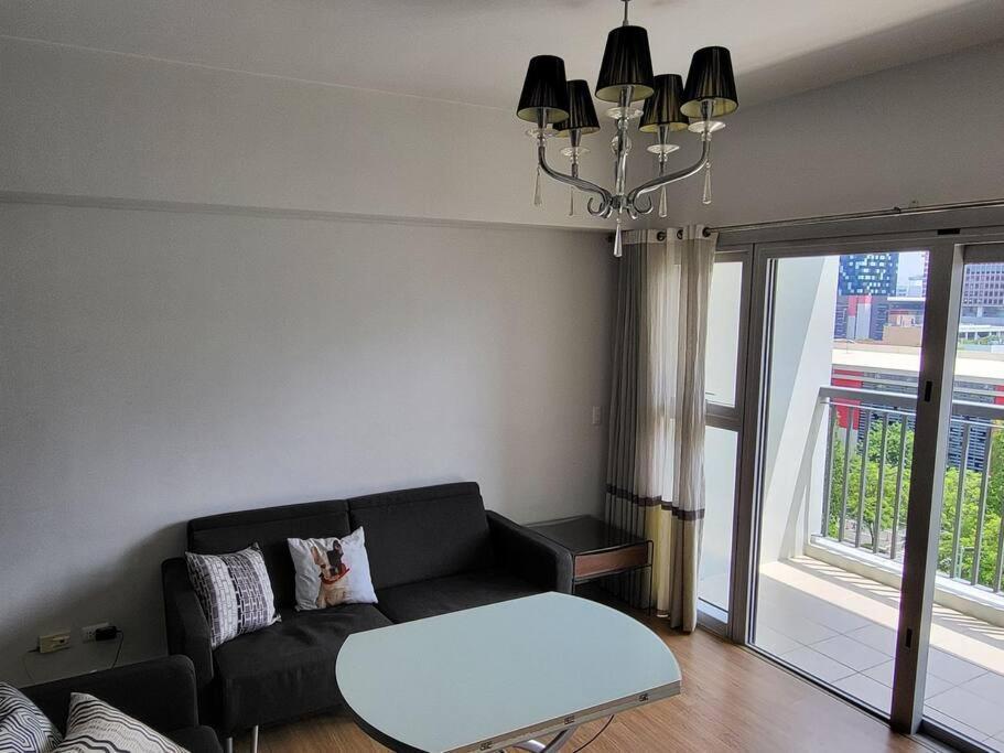 Luxury @ Bgc Sleeps 6 Comfortably Fast Wifi Pool! Apartamento Manila Exterior foto