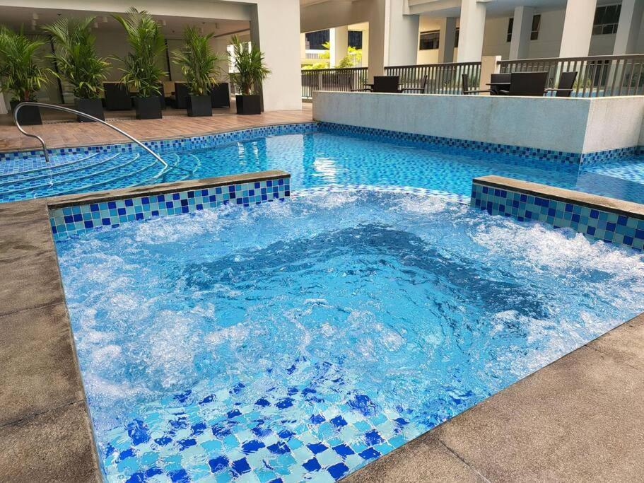 Luxury @ Bgc Sleeps 6 Comfortably Fast Wifi Pool! Apartamento Manila Exterior foto