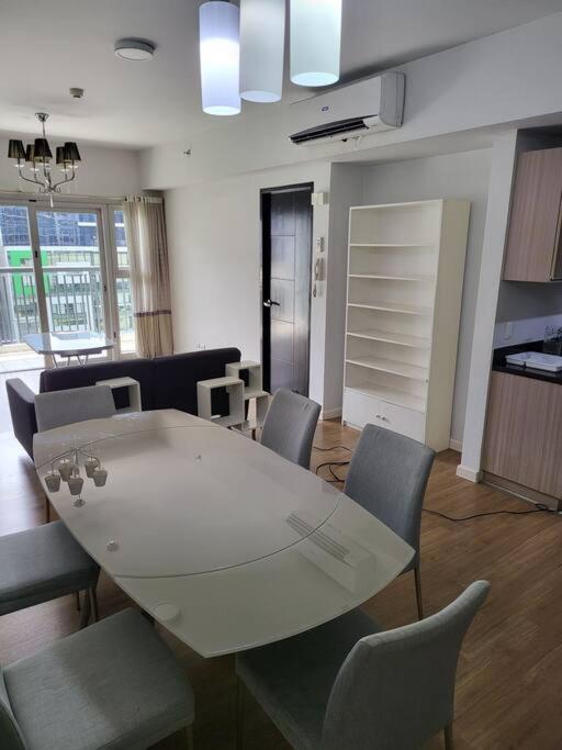 Luxury @ Bgc Sleeps 6 Comfortably Fast Wifi Pool! Apartamento Manila Exterior foto