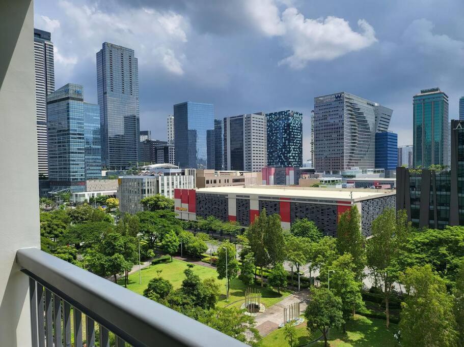 Luxury @ Bgc Sleeps 6 Comfortably Fast Wifi Pool! Apartamento Manila Exterior foto