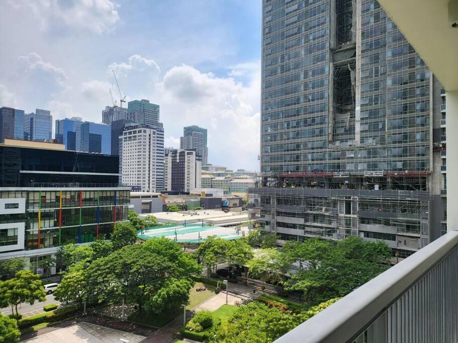Luxury @ Bgc Sleeps 6 Comfortably Fast Wifi Pool! Apartamento Manila Exterior foto