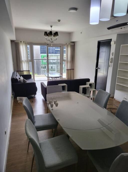 Luxury @ Bgc Sleeps 6 Comfortably Fast Wifi Pool! Apartamento Manila Exterior foto