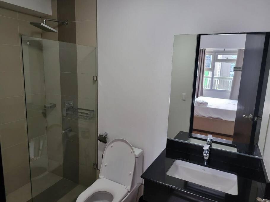 Luxury @ Bgc Sleeps 6 Comfortably Fast Wifi Pool! Apartamento Manila Exterior foto