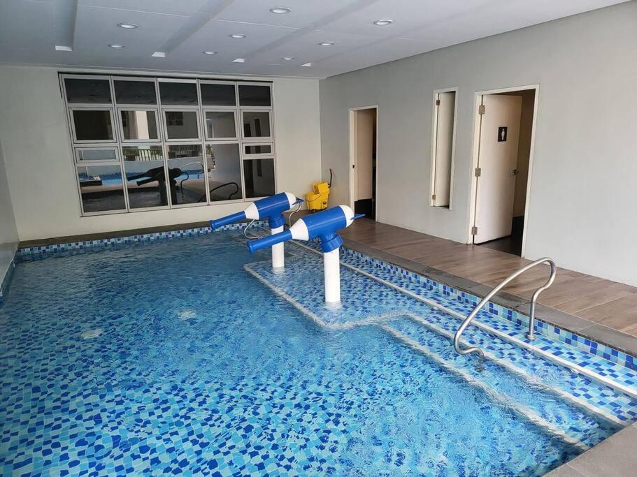 Luxury @ Bgc Sleeps 6 Comfortably Fast Wifi Pool! Apartamento Manila Exterior foto