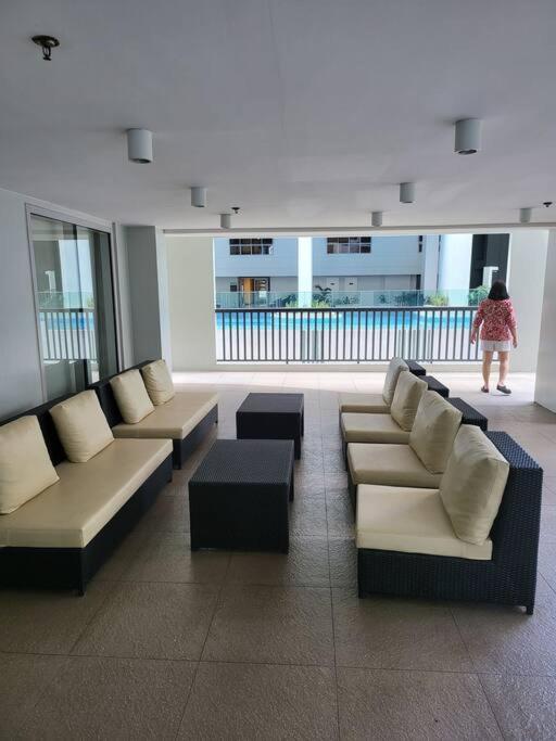Luxury @ Bgc Sleeps 6 Comfortably Fast Wifi Pool! Apartamento Manila Exterior foto