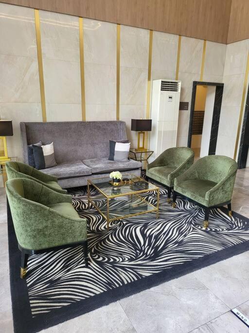 Luxury @ Bgc Sleeps 6 Comfortably Fast Wifi Pool! Apartamento Manila Exterior foto