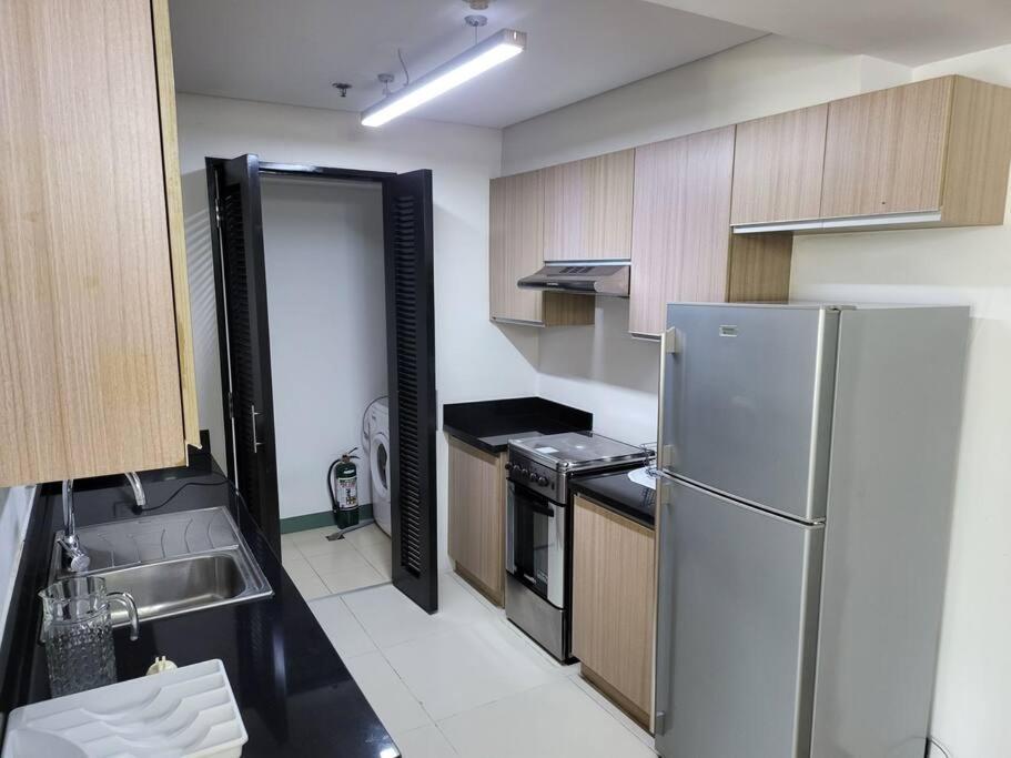 Luxury @ Bgc Sleeps 6 Comfortably Fast Wifi Pool! Apartamento Manila Exterior foto