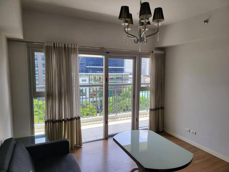 Luxury @ Bgc Sleeps 6 Comfortably Fast Wifi Pool! Apartamento Manila Exterior foto