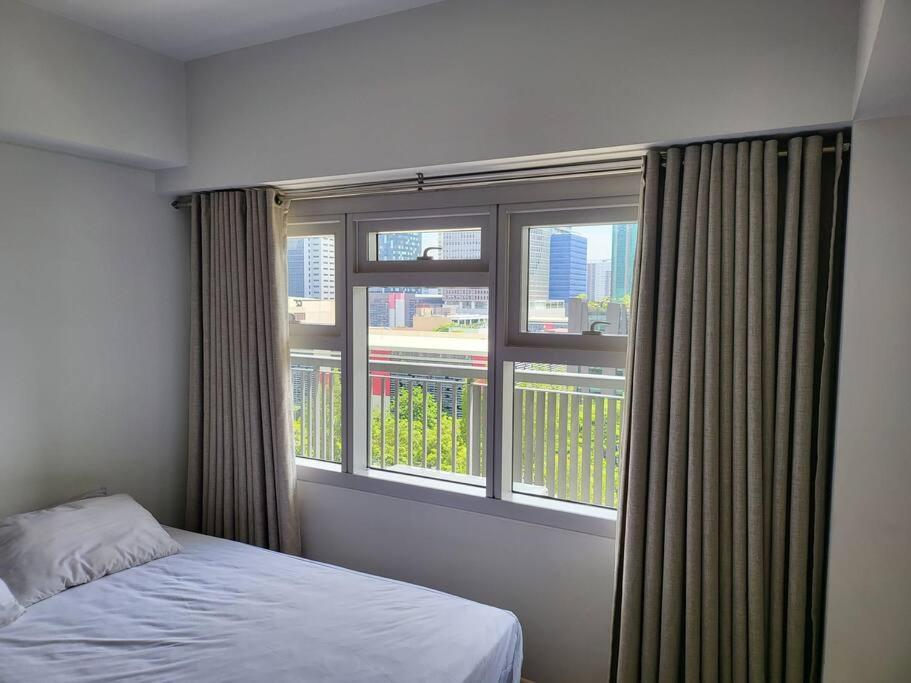 Luxury @ Bgc Sleeps 6 Comfortably Fast Wifi Pool! Apartamento Manila Exterior foto