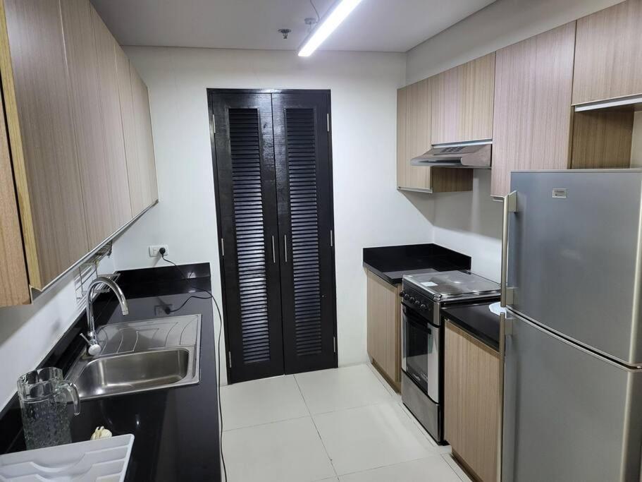 Luxury @ Bgc Sleeps 6 Comfortably Fast Wifi Pool! Apartamento Manila Exterior foto
