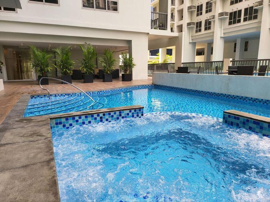 Luxury @ Bgc Sleeps 6 Comfortably Fast Wifi Pool! Apartamento Manila Exterior foto