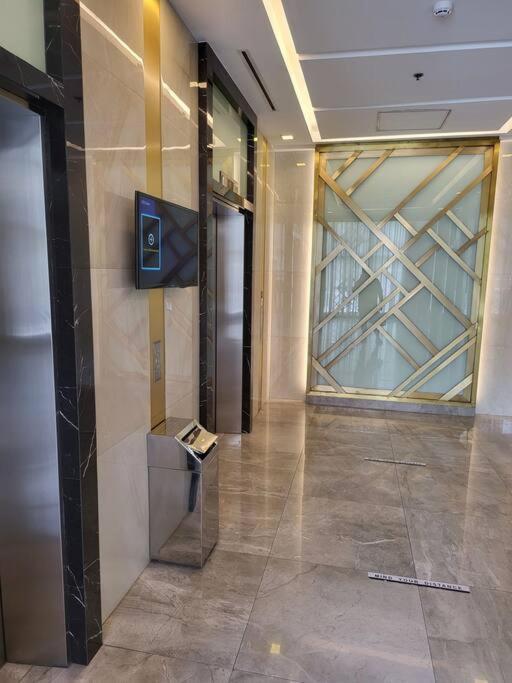 Luxury @ Bgc Sleeps 6 Comfortably Fast Wifi Pool! Apartamento Manila Exterior foto