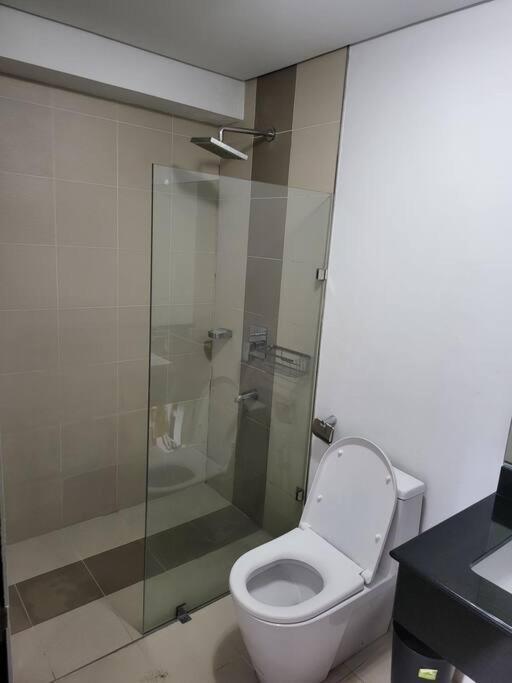 Luxury @ Bgc Sleeps 6 Comfortably Fast Wifi Pool! Apartamento Manila Exterior foto